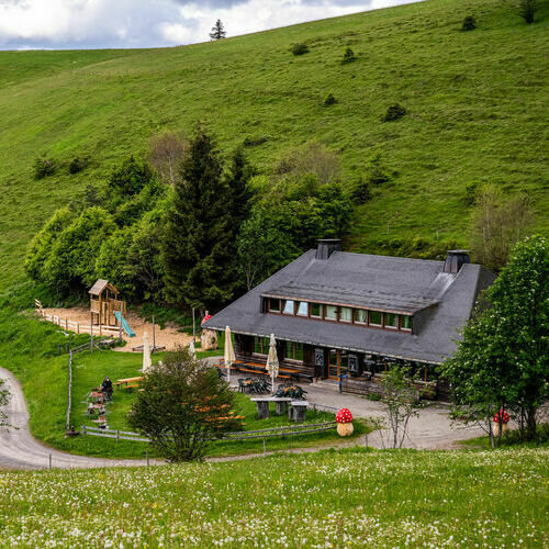 Dieses Foto zeigt das Almgasthaus Knöpflesbrunnen und leitet Sie weiter zur Seite Hüttentrekking Südschwarzwald"